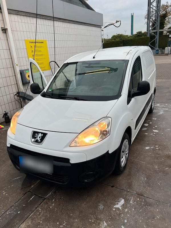 Weiß Gebraucht 2012 VW Golf Sportsvan Van / Kleinbus | 2.400 € - Bild 1/4