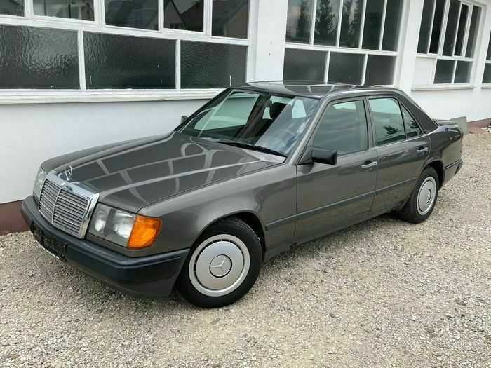 Second-hand Mercedes E200 118 CP (86 kW) 1989 Gri Berlinǎ