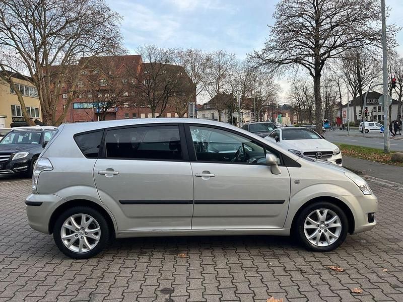 Gebraucht Toyota Verso Team 129 PS (94 kW) 2009 Silber Van / Kleinbus