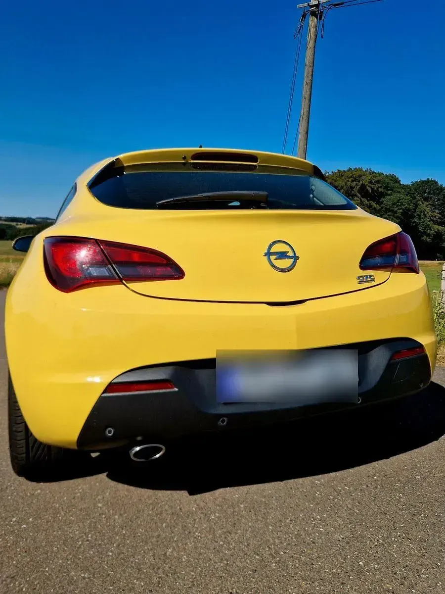 Gebraucht Opel Astra GTC Edition 179 PS (131 kW) 2012 Gelb Limousine