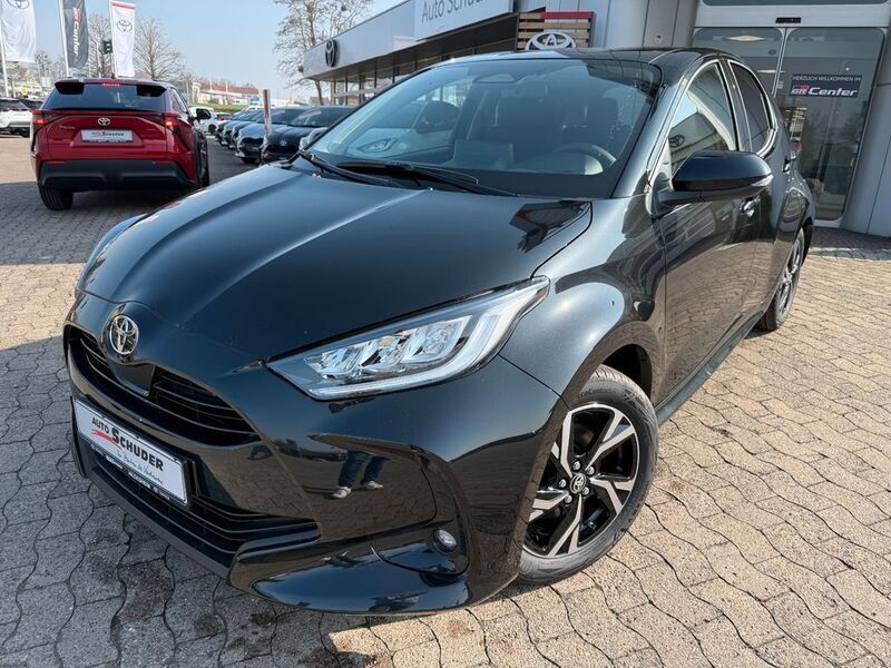 Schwarz Neu 2025 Toyota Yaris Hybrid Limousine | 29.390 € (Teuer) - Bild 1/4