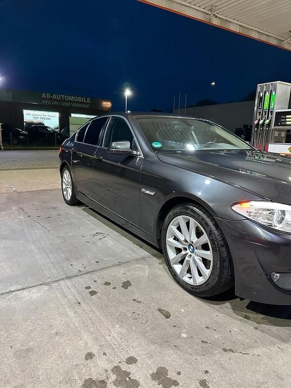 Grau Gebraucht 2013 BMW 520 Limousine | 8.700 € (Superpreis) - Bild 1/4