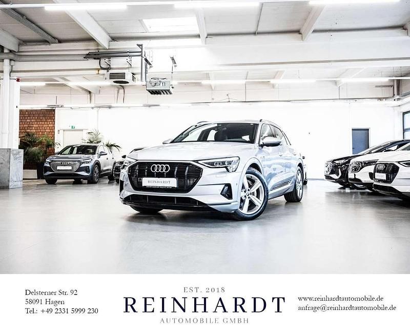 Florettsilber metallic Gebraucht 2023 Audi e-tron Advanced SUV | 38.455 € - Bild 1/3