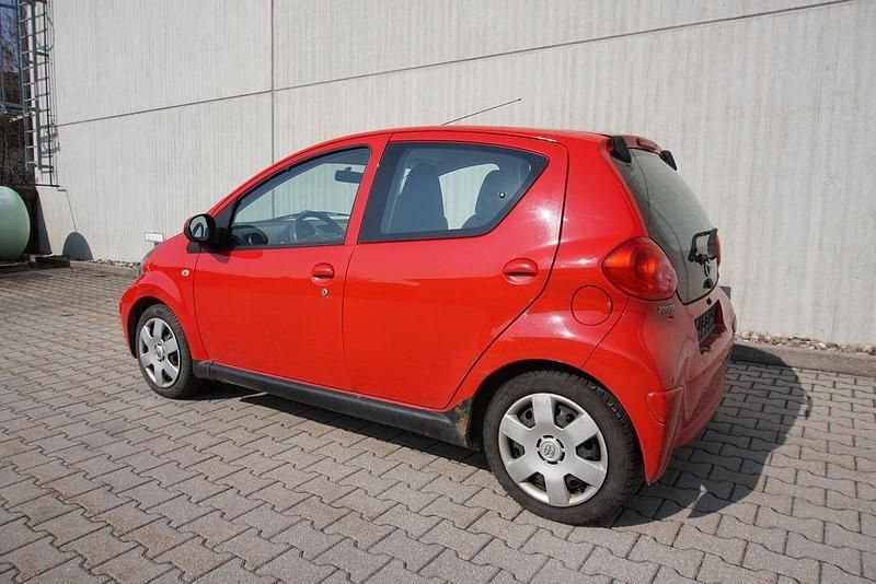 Gebraucht Toyota Aygo 68 PS (50 kW) 2007 Super red 5 Kleinwagen