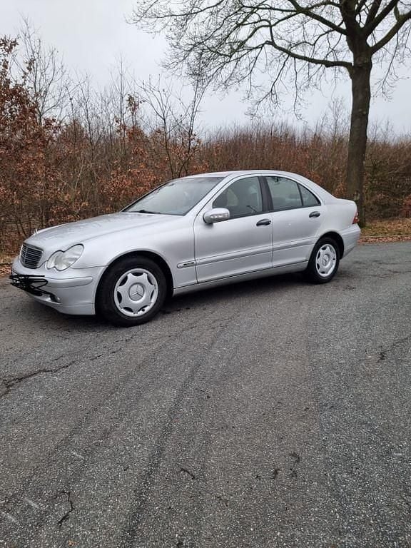 Silber Gebraucht 2002 Mercedes C200 Classic Limousine | 1.100 € (Superpreis) - Bild 1/4