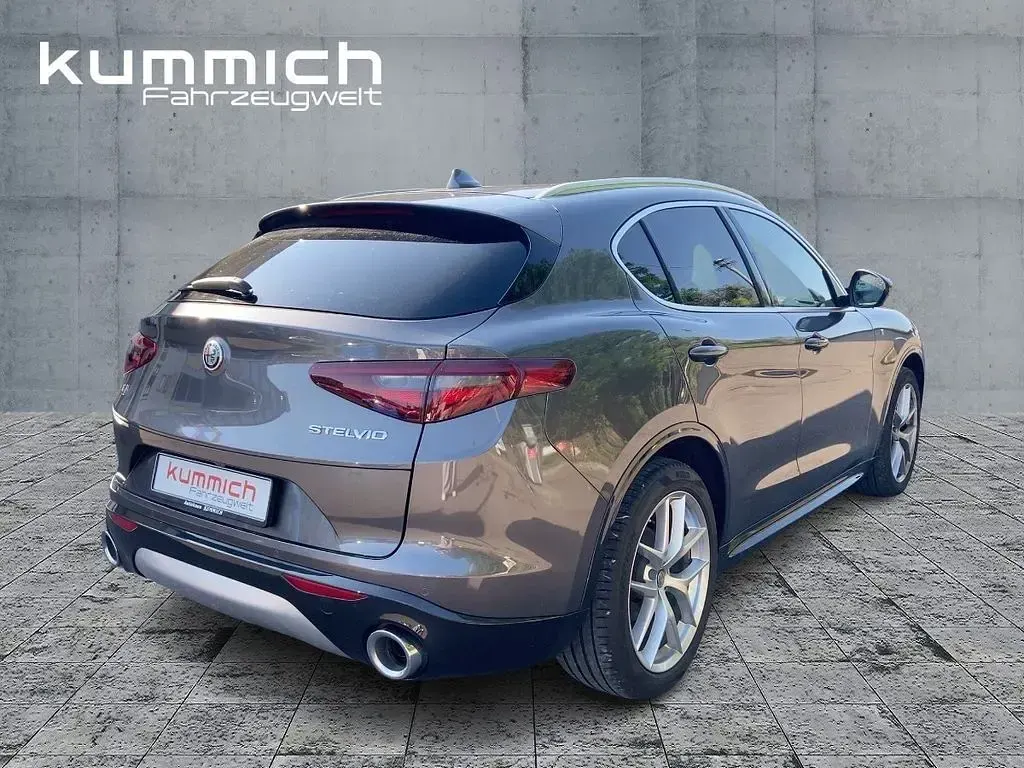 Gebraucht Alfa Romeo Stelvio Lusso 209 PS (153 kW) 2021 Grau SUV