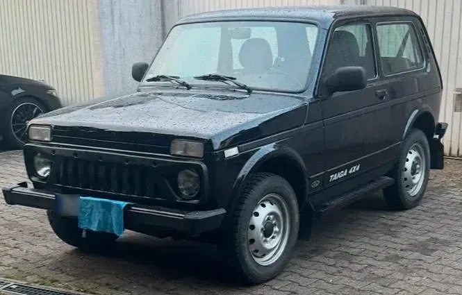 Gebraucht Lada Taiga 83 PS (61 kW) 2017 Schwarz SUV