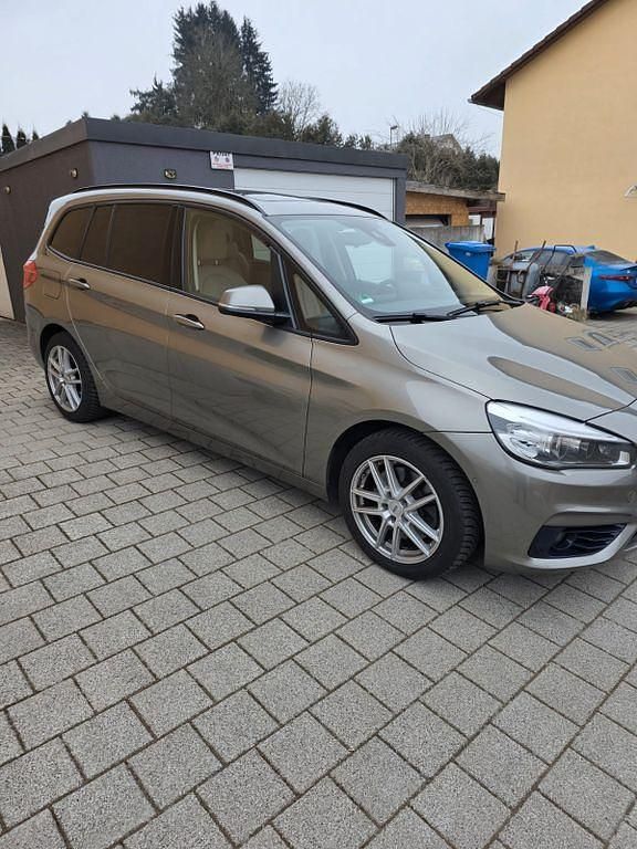 Gold Gebraucht 2016 BMW 220 Gran Tourer Luxury Line Van / Kleinbus | 18.800 € (Etwas zu teuer) - Bild 1/4