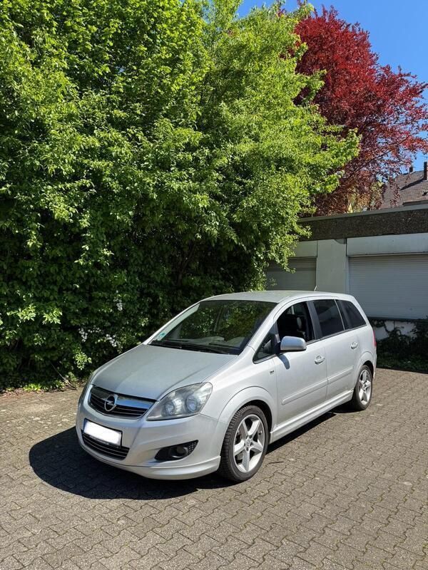 Silber Gebraucht 2009 Opel Zafira Van / Kleinbus | 1.700 € (Superpreis) - Bild 1/4