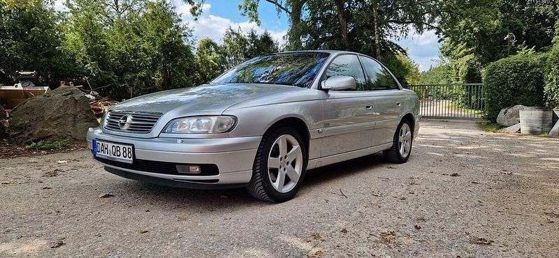 Grau Gebraucht 2001 Opel Omega Design Edition Limousine | 3.900 € (Teuer) - Bild 1/4