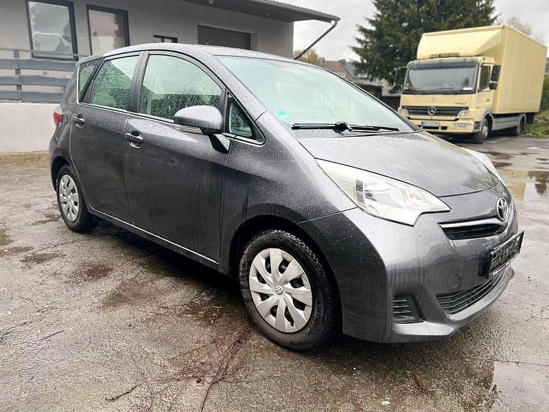 Gebraucht Toyota Verso 100 PS (73 kW) 2012 Grau Van / Kleinbus