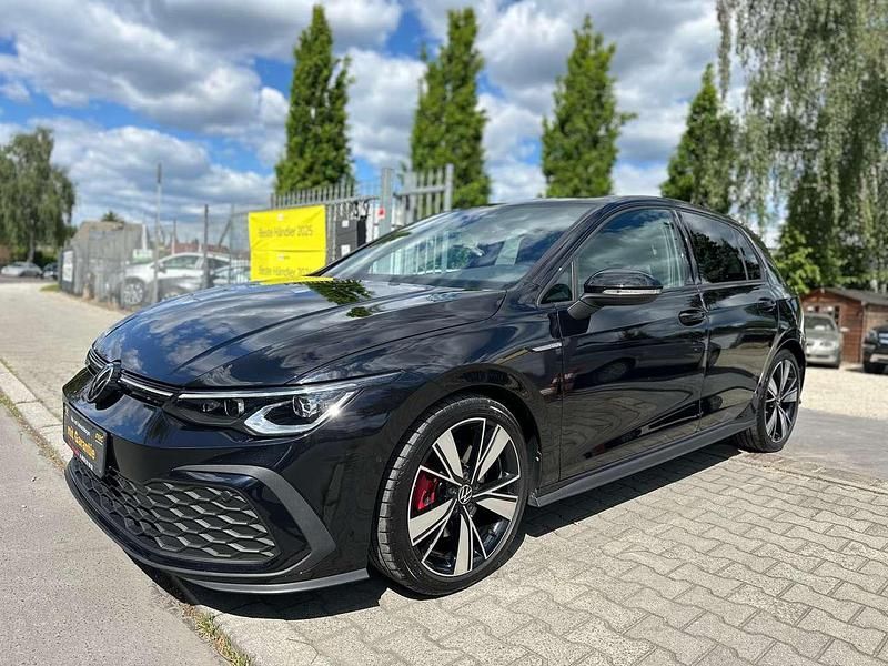 Schwarz Gebraucht 2021 VW Golf VIII IQ Drive Kleinwagen | 28.999 € (Teuer) - Bild 1/4