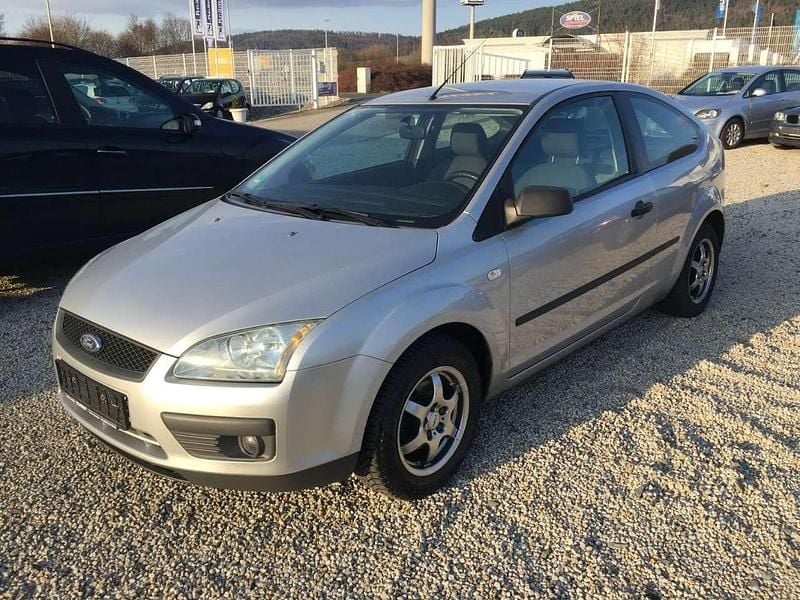Silber (metallic) Gebraucht 2005 Ford Focus Trend Limousine | 2.999 € (Teuer) - Bild 1/4