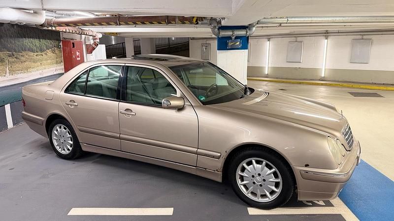 Gebraucht Mercedes E320 224 PS (164 kW) 2001 Gold Limousine