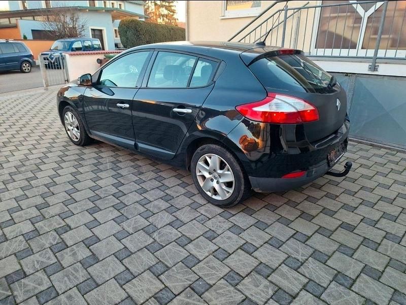Gebraucht Renault Mégane Dynamique 131 PS (96 kW) 2012 Schwarz Limousine