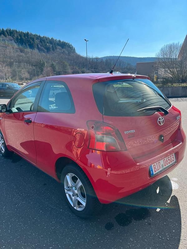 Gebraucht Toyota Yaris 69 PS (50 kW) 2007 Rot Kleinwagen