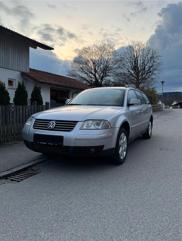 Silber Gebraucht 2005 VW Passat Kombi | 3.550 € (Etwas zu teuer) - Bild 1/4