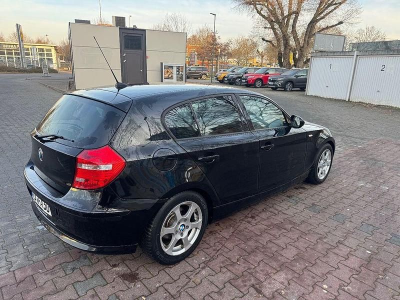 Schwarz Gebraucht 2011 BMW 116 Sport Line Kleinwagen | 4.700 € (Guter Preis) - Bild 1/4