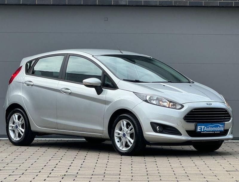 Silber Gebraucht 2015 Ford Fiesta Titanium Kleinwagen | 5.490 € (Guter Preis) - Bild 1/4