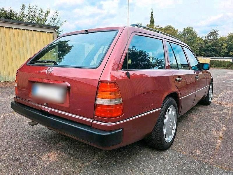 Gebraucht Mercedes 300 110 PS (80 kW) 1992 Rot Kombi