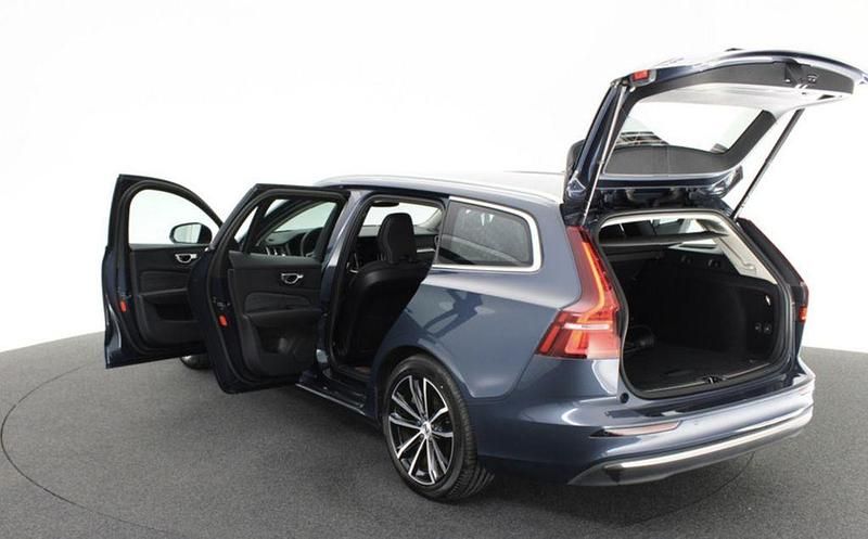 Gebraucht Volvo V60 Core 398 PS (292 kW) 2022 Blau Kombi