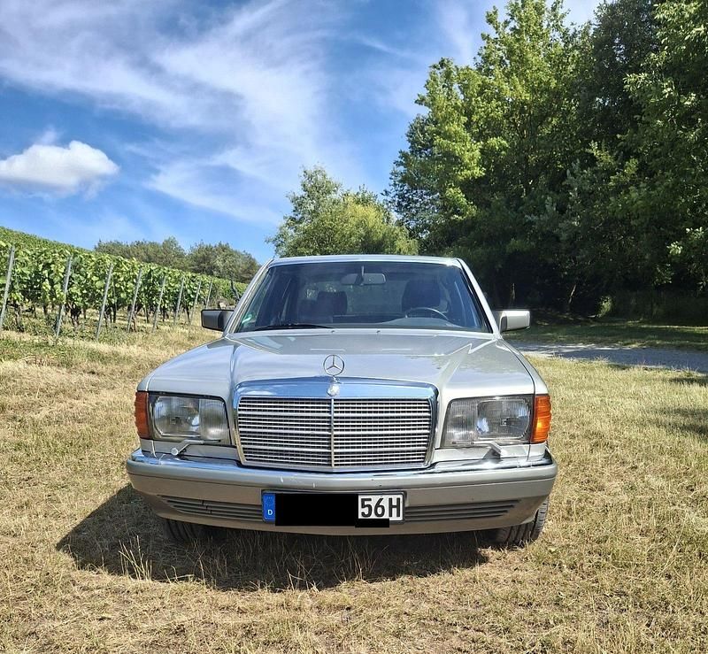 Silber Gebraucht 1988 Mercedes 560 Limousine | 24.500 € - Bild 1/4