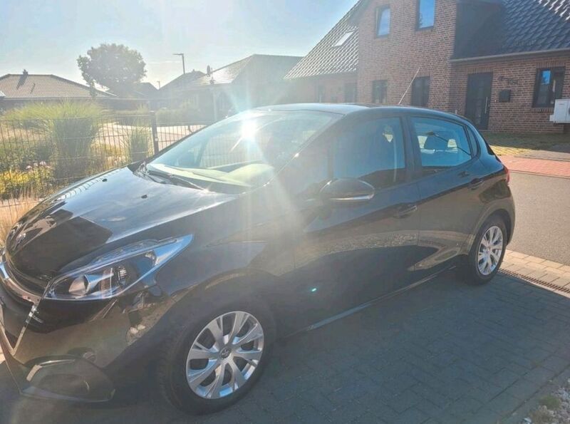 Schwarz Gebraucht 2018 Peugeot 208 Active Kleinwagen | 6.200 € (Guter Preis) - Bild 1/4