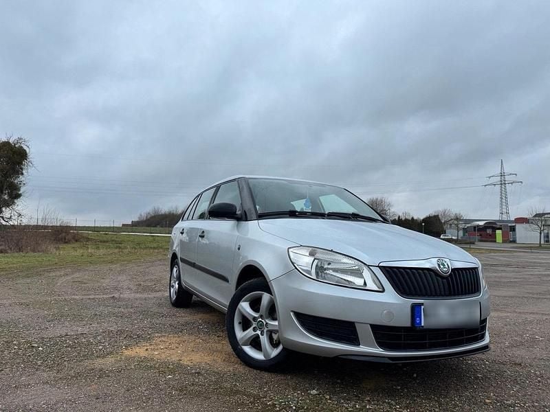 Silber Gebraucht 2012 Skoda Fabia Classic Kombi | 2.999 € (Fairer Preis) - Bild 1/4