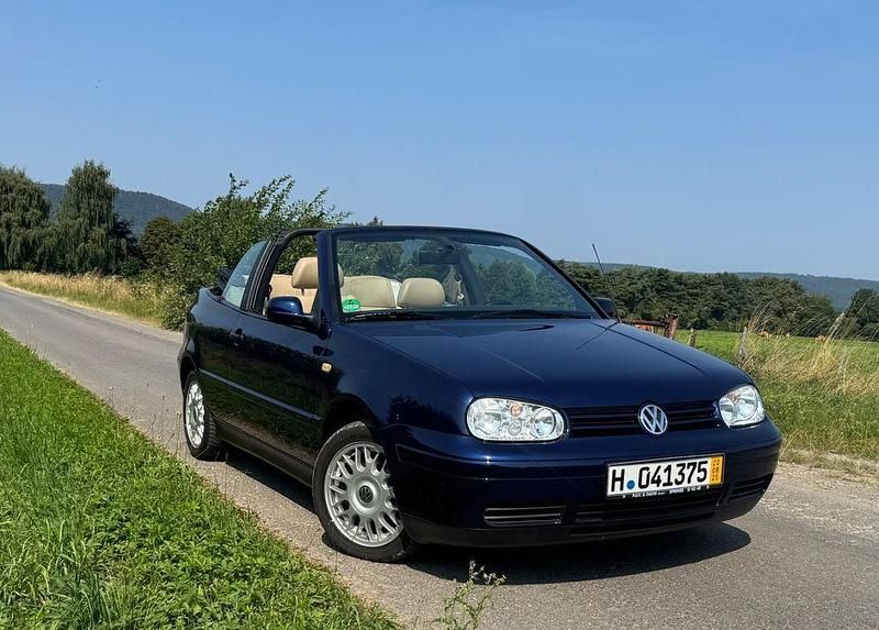 Blau Gebraucht 1999 VW Golf Cabriolet Highline Cabrio | 8.596 € - Bild 1/4