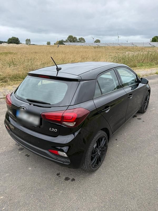 Gebraucht Hyundai i20 84 PS (61 kW) 2019 Schwarz Kleinwagen