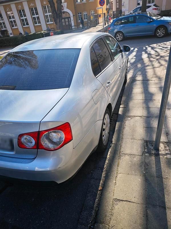 Gebraucht VW Jetta 102 PS (75 kW) 2009 Silber Limousine