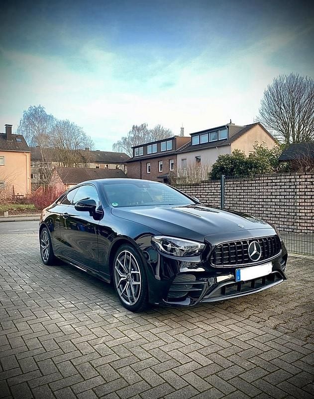 Schwarz Gebraucht 2020 Mercedes E220 AMG Coupé | 41.000 € (Etwas zu teuer) - Bild 1/4