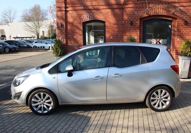 Gebraucht Opel Meriva Design Edition 140 PS (102 kW) 2011 Silber Van / Kleinbus
