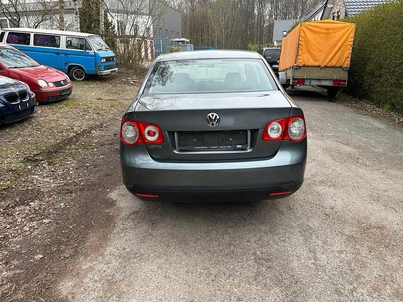 Gebraucht VW Jetta 102 PS (75 kW) 2007 Grau Limousine