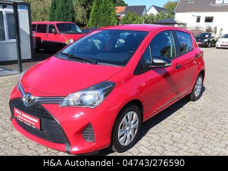 Gebraucht Toyota Yaris Basis 69 PS (50 kW) 2016 Rot Limousine