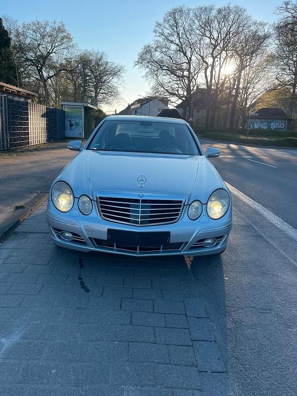 Silber Gebraucht 2008 Mercedes E320 Avantgarde Limousine | 6.000 € (Fairer Preis) - Bild 1/4