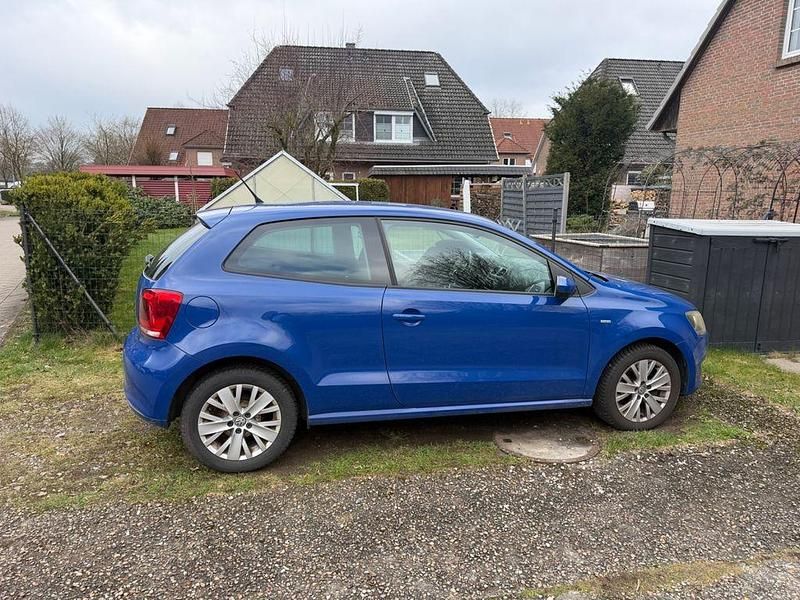 Gebraucht VW Polo Life 60 PS (44 kW) 2013 Blau Kleinwagen