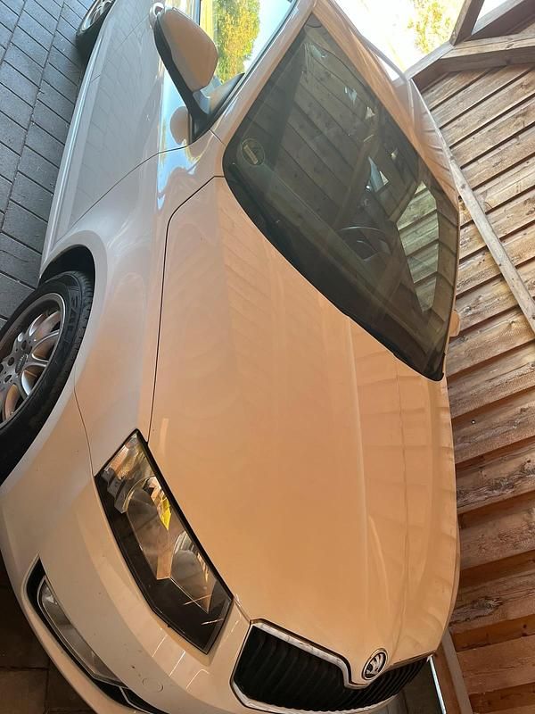 Weiß Gebraucht 2013 Skoda Octavia Limousine | 6.290 € (Guter Preis) - Bild 1/4