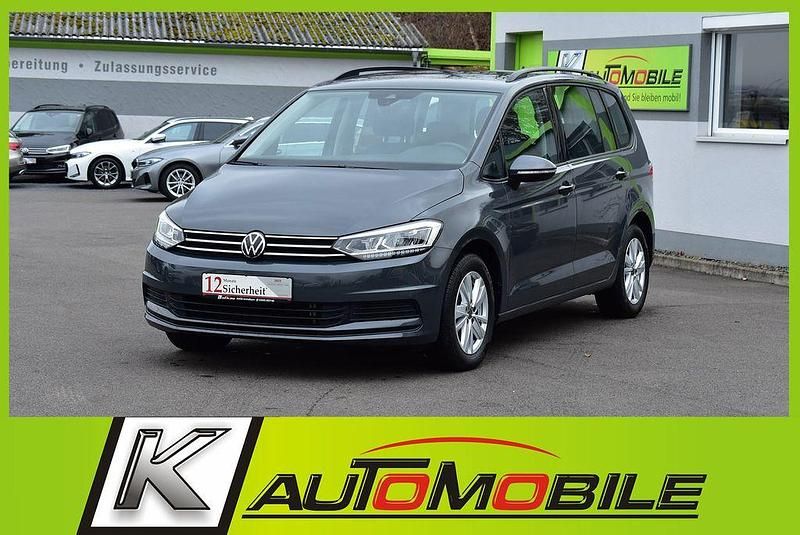 Grau Gebraucht 2023 VW Touran Comfortline Van / Kleinbus | 28.980 € (Fairer Preis) - Bild 1/4