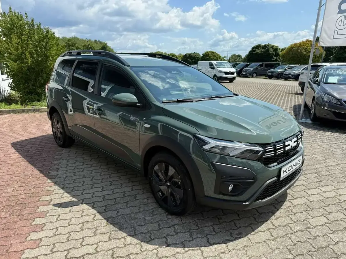 Neu Dacia Jogger Expression 110 PS (80 kW) 2025 Safarigrüngrau Van / Kleinbus