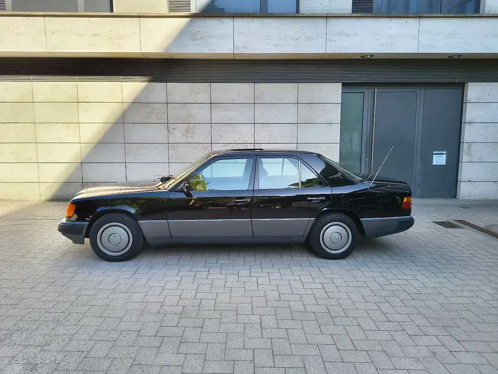 Gebraucht Mercedes 230 132 PS (97 kW) 1990 Schwarz Limousine