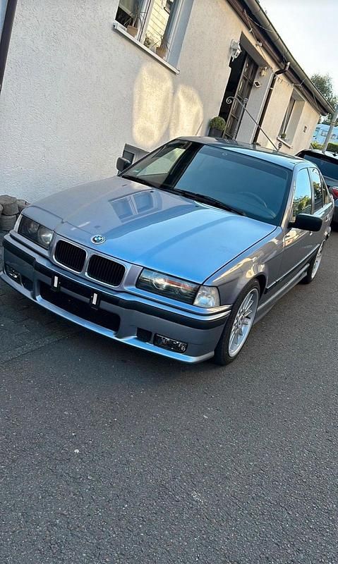 Gebraucht BMW 318 M Sport 115 PS (84 kW) 1993 Andere farben Limousine