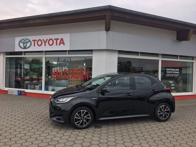 Black mica Gebraucht 2021 Toyota Yaris Hybrid Club Kleinwagen | 17.990 € (Fairer Preis) - Bild 1/4