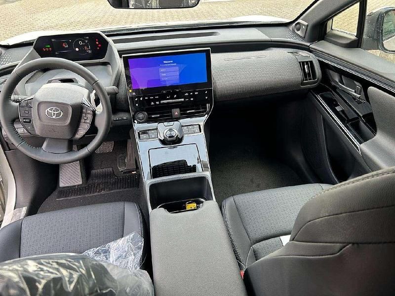 Gebraucht Toyota bZ4X 150 kW (204 PS) 2023 Precious silver SUV