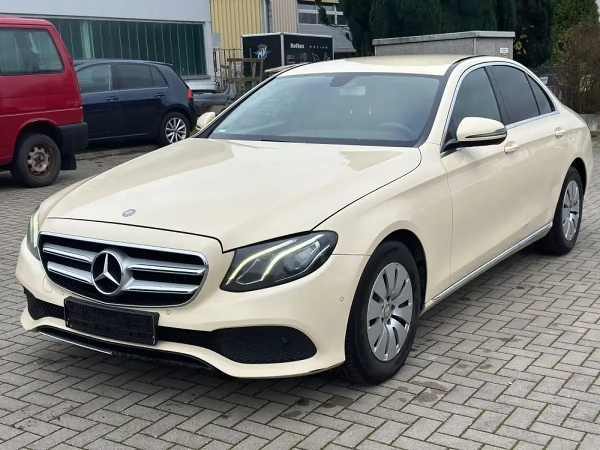 Gebraucht Mercedes E200 Avantgarde 150 PS (110 kW) 2017 Beige Limousine