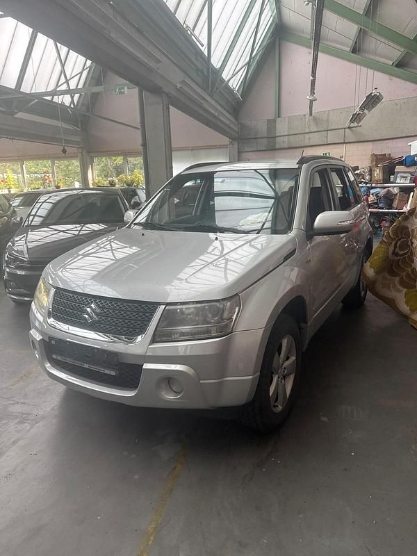 Silber Gebraucht 2011 Suzuki Grand Vitara SUV | 6.550 € (Fairer Preis) - Bild 1/4