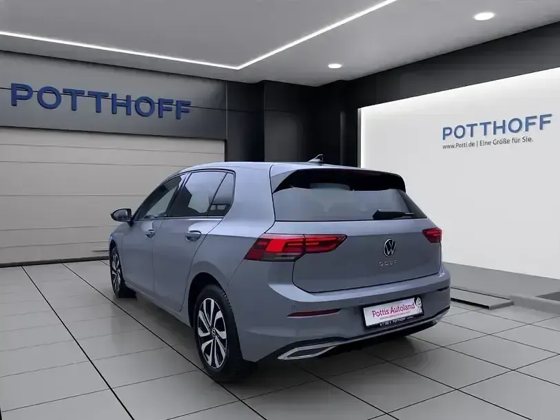 Gebraucht VW Golf VIII Active 131 PS (96 kW) 2022 Grau Limousine