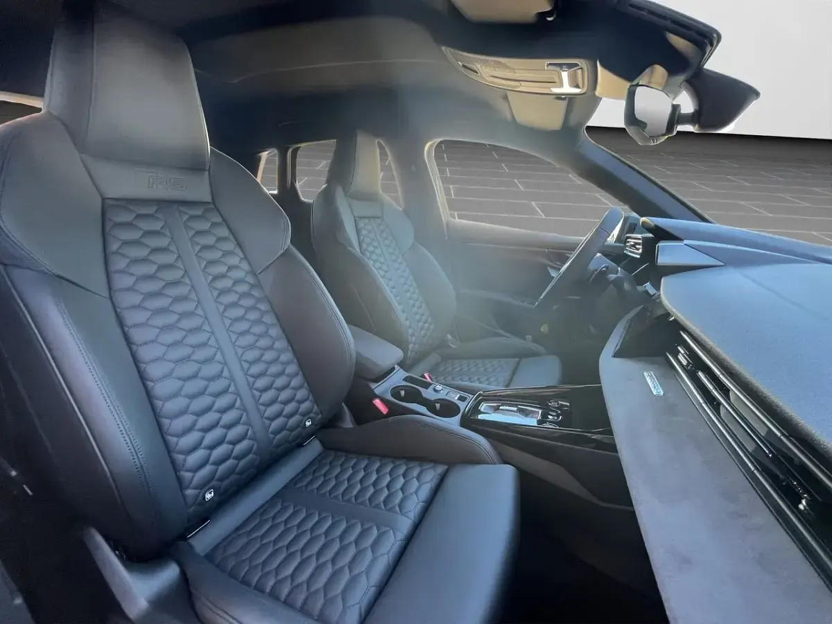 Neu Audi RS3 Sportback Advanced 400 PS (294 kW) 2026 Kemoragrau metallic (metallic) Kleinwagen