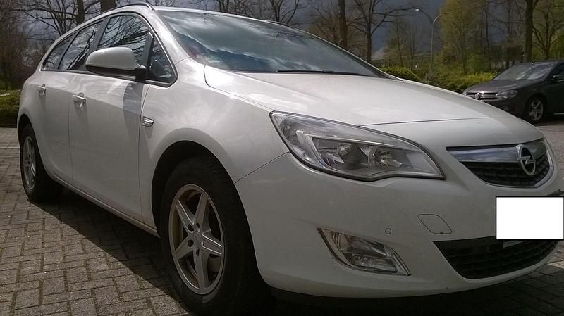 Gebraucht Opel Astra Edition 165 PS (121 kW) 2012 Weiß Kombi