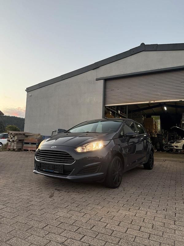 Grau Gebraucht 2014 Ford Fiesta Kleinwagen | 4.950 € (Fairer Preis) - Bild 1/4